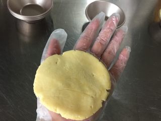 12、曲奇蛋挞,面团按扁呈圆形