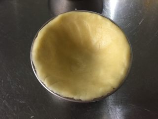 13、曲奇蛋挞,放入塔模中,按压均匀