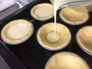 15、曲奇蛋挞,挞模中倒入挞水