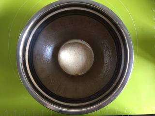 6、黄桃全麦披萨,把面团滚圆，放入容器内