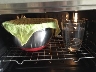 7、黄桃全麦披萨,盖上湿毛巾，烤箱内放一杯清水保持湿度，发酵档位进行发酵