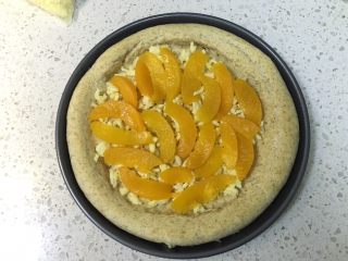 13、黄桃全麦披萨,铺一层马苏里拉芝士碎，然后均匀铺上黄桃片