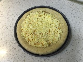 14、黄桃全麦披萨,再满满地铺上一层马苏里拉芝士碎