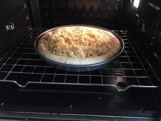 15、黄桃全麦披萨,烤箱预热190度，上下火，烤15-20分钟，马苏里拉芝士碎完全融化即可出炉