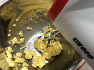 2、香脆芝麻饼,黄油室温软化至可以轻松按下去有个坑即可使用