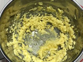 3、香脆芝麻饼,把黄油打至羽毛状态加入蛋白,继续打发