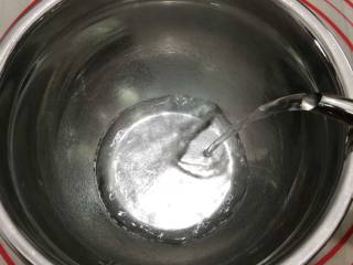 4、香脆芝麻饼, 天气冷不好打发用70至80度的热水隔着打发