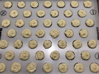 9、香脆芝麻饼,挤在烤盘上