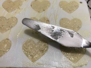 10、香脆芝麻饼,或者用模具整成自己喜欢的造型用抹刀抹平即可