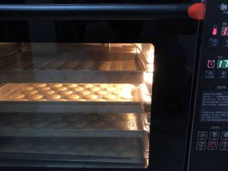 11、香脆芝麻饼,送进预热好的风炉130度20分钟