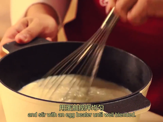 4、橙香米蛋糕,牛奶倒入锅里，加香草籽，砂糖，搅拌均匀后加入柠檬皮