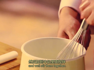 9、橙香米蛋糕,吉利丁片挤干水分，加入到牛奶里搅拌