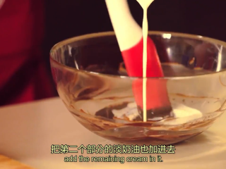 17、橙香米蛋糕,拌匀后，把第二部分的淡奶油加入，充分混合均匀后再加入黄油搅拌