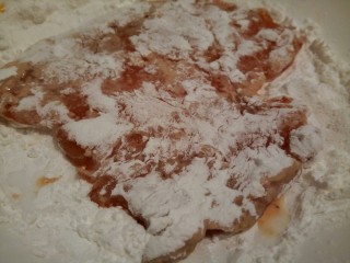 7、脆皮鸡饭,腌制好的鸡胸肉依次裹一层玉米淀粉