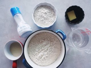 1、咖喱土豆泥披萨,将披萨饼底用料除黄油外，所有材料混合均匀，揉成面团，水可以先加9成，剩下的1成一点点加入，因为不同品牌的面粉吸水性不相同，所以请适量控制用水量。