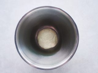 2、咖喱土豆泥披萨,揉成面团后，再加入黄油继续揉，揉至面团完全吸收黄油，呈现表面光滑的状态。