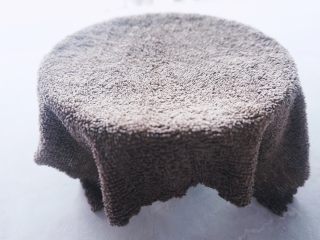 3、咖喱土豆泥披萨,揉好的面团放进一个大碗中，盖上湿布或者保鲜膜，放在一个温暖的地方，发酵1小时左右，看到面团发酵到原来的两倍大，就可以了。