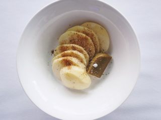 5、咖喱土豆泥披萨,配方里的咖喱土豆泥酱是健康简版的，所以不需要开锅炒咖喱，将100g土豆切片放进一个碗了，倒入60ml椰浆、放入1块咖喱砖、盐适量、辣椒粉适量、胡椒粉适量，调味料用量根据自己的口味调整即可。放进微波炉高火8分钟，如果没有微波炉可以用蒸的方法，一般水开后蒸20分钟。