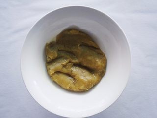 6、咖喱土豆泥披萨,咖喱土豆蒸好后趁热拌均匀压成泥，咖喱土豆泥酱就完成，冷却备用。