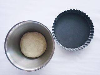 7、咖喱土豆泥披萨,面团发酵到两倍大即可，准备一个披萨烤盘备用，没有披萨烤盘可以用大一点的碟子代替。