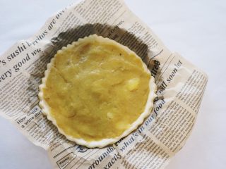 10、咖喱土豆泥披萨,再把调好的咖喱土豆泥酱均匀的抹上一层。