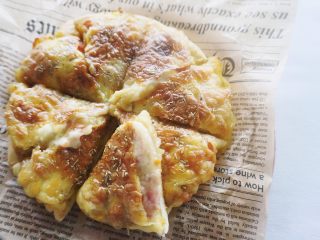 13、咖喱土豆泥披萨,然后放进预热好的烤箱，180度烤20~35分钟左右，每个人家里的烤箱脾气不一样烤的时候多留意多观察，披萨表面上色均匀呈现金黄色就可以。