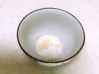2、红肠披萨,把酵母和白糖放入碗中