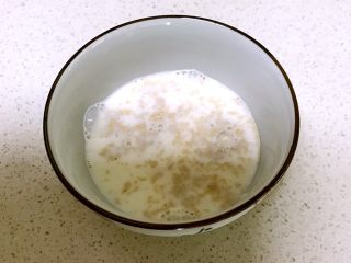 3、红肠披萨,加入30克牛奶调匀，静止3分钟