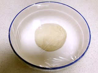 6、红肠披萨,揉成光滑的面团，盖上保鲜膜饧发50分钟左右