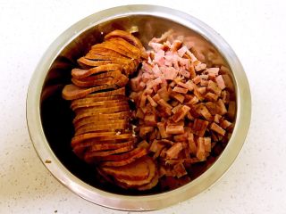 8、红肠披萨,半个香肠切成小片，半个香肠切成小片