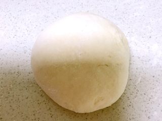 10、红肠披萨,揉成光滑的面团