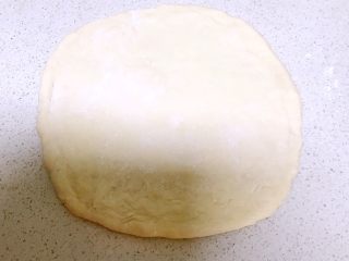 11、红肠披萨,擀成饼皮