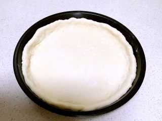 12、红肠披萨,放入披萨盘中，这是8寸的披萨盘