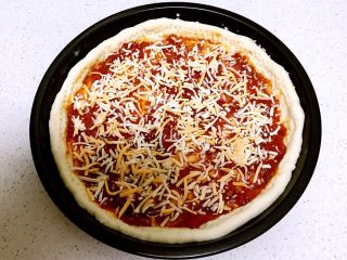 15、红肠披萨,撒上一层芝士碎