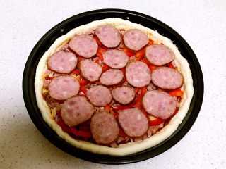 18、红肠披萨,摆上一层红肠片