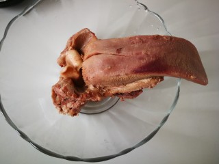 1、#懒人料理#凉拌猪舌,猪舌头一条,我只用了一半。