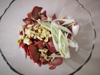 6、#懒人料理#凉拌猪舌,放入葱白。