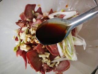 8、#懒人料理#凉拌猪舌,一勺醋。