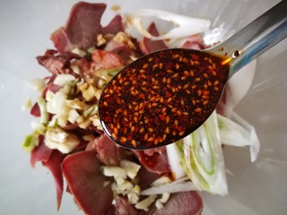 10、#懒人料理#凉拌猪舌,红油辣椒两勺。