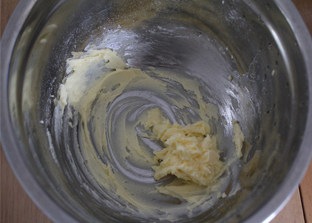 3、哄小朋友的最佳萌物——小鸡饼干,把黄油和糖粉搅拌均匀,不用打发。