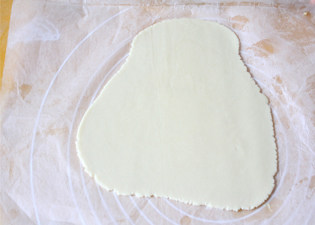 7、哄小朋友的最佳萌物——小鸡饼干,擀成大概3毫米厚的面片,放冰箱冷藏2个小时左右。