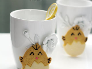 11、哄小朋友的最佳萌物——小鸡饼干,最后饼干放凉之后,用黑巧克力和,调色的白巧克力画出嘴巴眼睛等等。