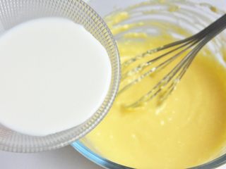 4、轻芝士蛋糕,倒入牛奶搅拌均匀。