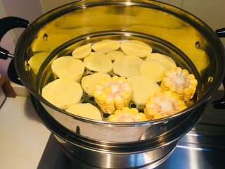 4、土豆泥三明治,上蒸锅，蒸熟