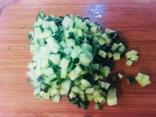 5、土豆泥三明治,黄瓜切丁