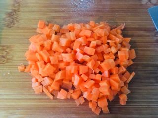 6、土豆泥三明治,胡萝卜切丁