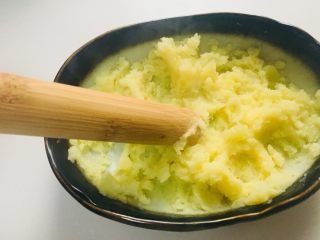 8、土豆泥三明治,土豆碾成泥