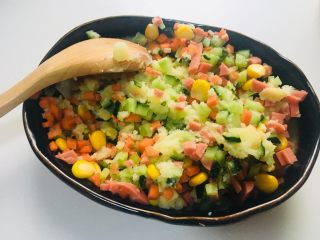 9、土豆泥三明治,加入蔬菜丁，搅拌均匀