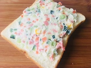 11、土豆泥三明治,取一片面包片，铺上厚厚的土豆泥