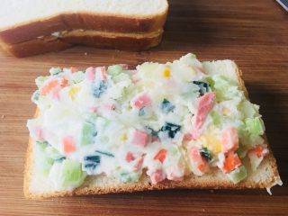 14、土豆泥三明治,在一半的面包片，铺上土豆泥